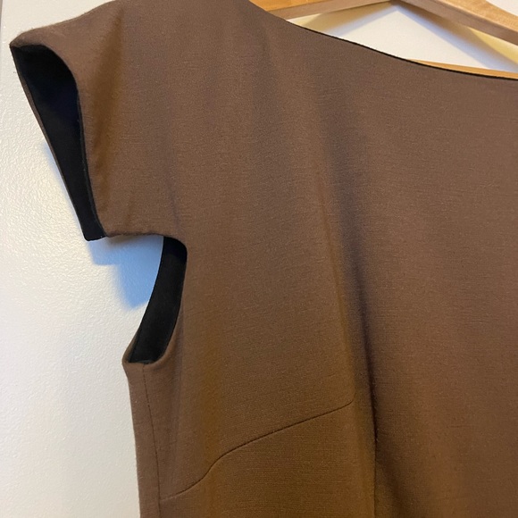 Shapely brown dress with unique sleeves - Picture 5 of 7